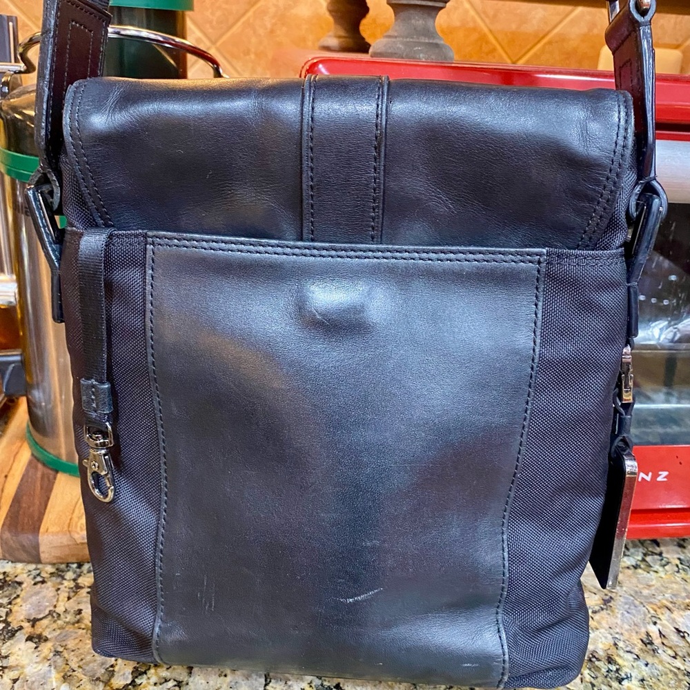 Tumi Black Leather Crossbody “ Map Bag” pre-loved , nice looking Tumi —Unisex - Picture 15 of 16